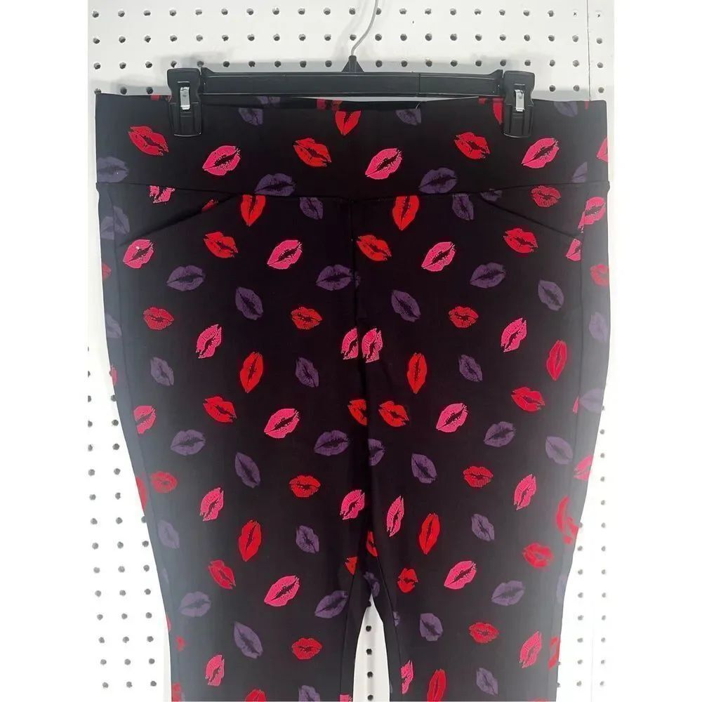 Torrid pixie lips print pants - Picture 4 of 11